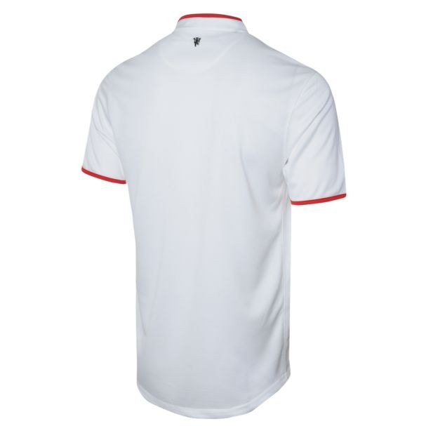Mẫu áo mới rất đơn giản, được hãng Nike thiết kế màu trắng là chủ đạo với viền màu đỏ ở cố và tay áo.